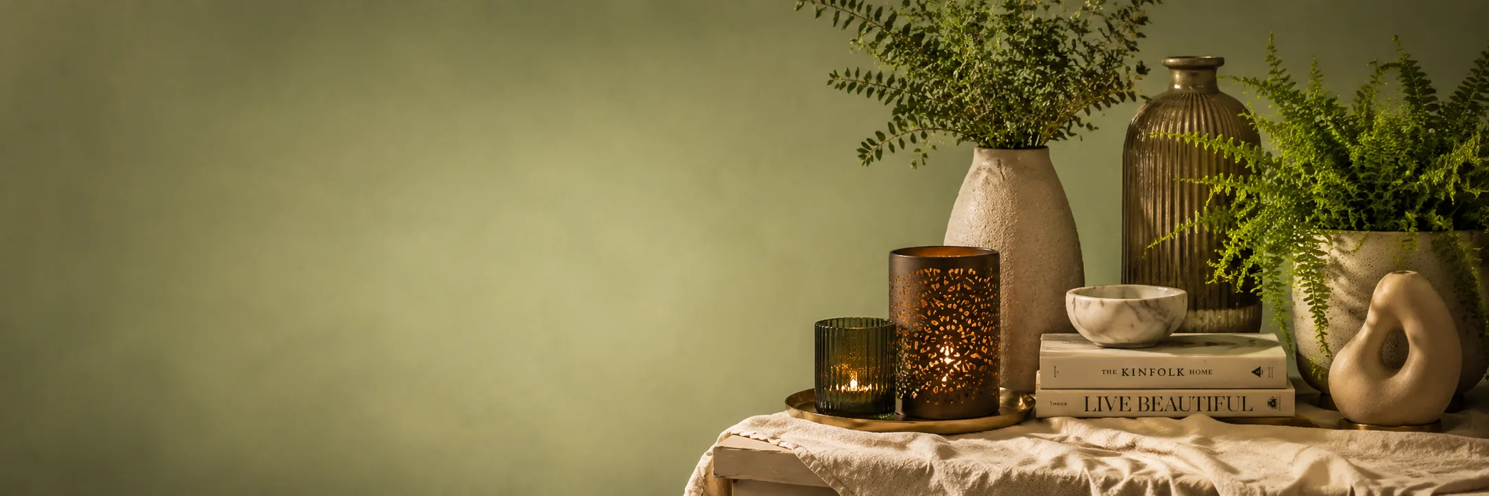 Decoflora - Vazen, windlichten en groen op een gedekte tafel