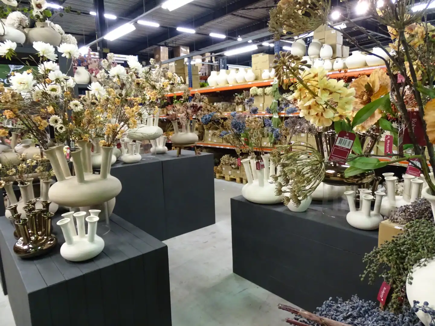 DecoFlora - Tulpenvazen op showroomtafels
